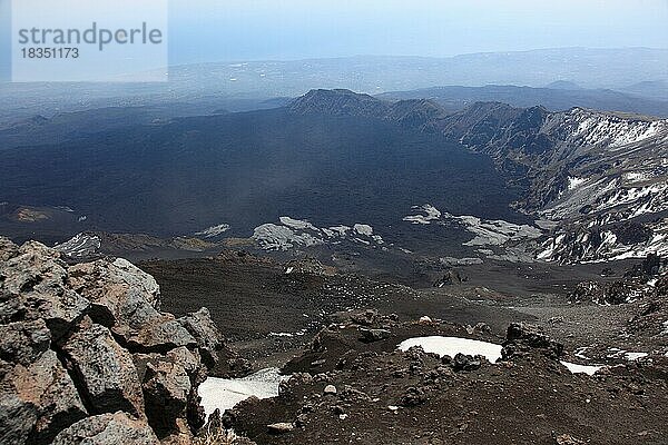 Vulkanlandschaft am Nebenkrater des Ätna  Etna  Sizilien  Italien  Europa