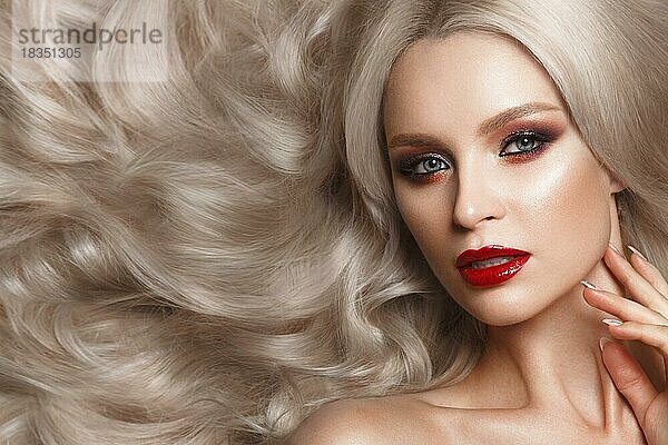 Schöne Blondine in einer Hollywood-Manier mit Locken  natürlichem Make-up und roten Lippen. Schönheit Gesicht und Haar. Bild im Studio aufgenommen