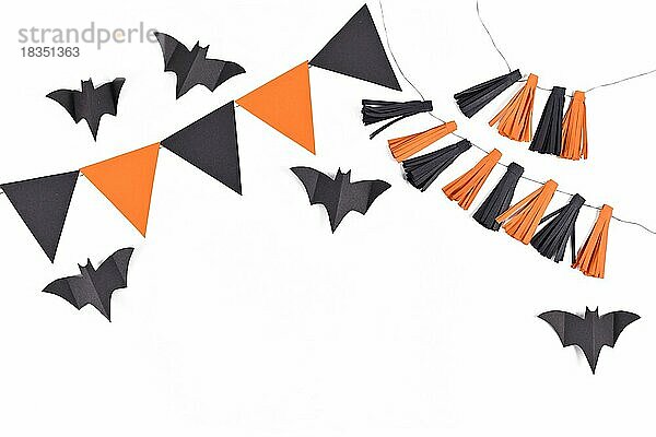 Halloween-Hintergrund mit Girlanden und Papier Fledermäuse in traditionellen Farben orange und schwarz auf weißem Hintergrund mit Kopie Raum