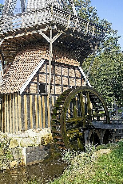 Wasserrad  Hüvener Mühle  Wind-und Wassermühle  Historische Sehenswürdigkeit  Niedersachsen  Deutschland  Europa
