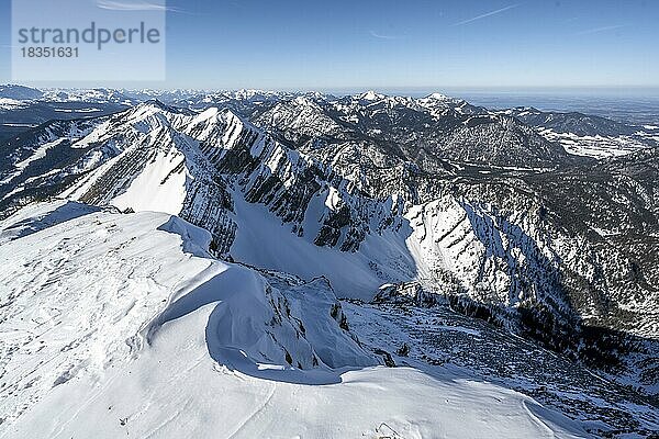 Ausblick vom Gipfel des Sonntagshorn im Winter  Skitour  hinten verschneite Gipfel des Hirscheck und Vorderlahnerkopf  Bergpanorama  Chiemgauer Alpen  Bayern  Deutschland  Europa