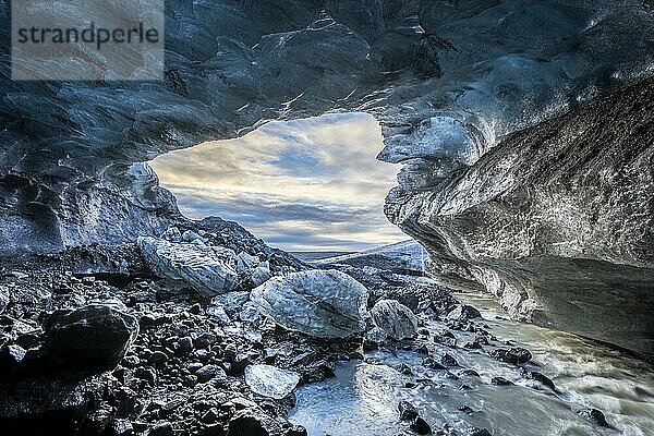 Eishöhle im Gletscher Vatnajökull  Gletscherhöhle  Vatnajökull-Nationalpark  Südisland  Island  Europa