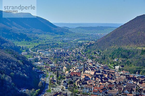 Blick vom Michelskäppele über Bad Urach  Schwäbische Alb  Baden-Württemberg  Deutschland  Europa