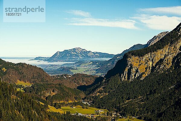 Stillachtal  bei Oberstdorf  dahinter der Grünten  1738m  Oberallgäu  Bayern  Deutschland  Europa