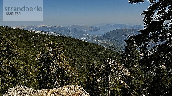 Blick nach Norden  Ithaka  Berge  grüne Hügel  blauer Himmel  diesig  Berg Enos  Insel Kefalonia  Ionische Inseln  Griechenland  Europa