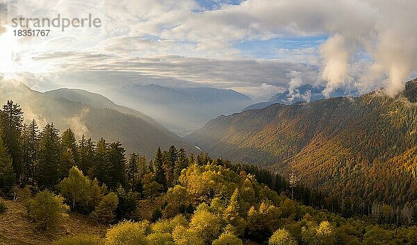 Luftaufnahme über dem Valle dArbedo im Herbst  mit durch die Wolken brechende Sonnenstrahlen  Kanton Tessin  Schweiz  Europa