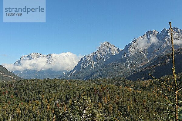 Blick auf die Zugspitze (links) und das Grubigsteinmassiv im Herbst  vom Fernpaß aus gesehen  Tirol  Österreich  Europa
