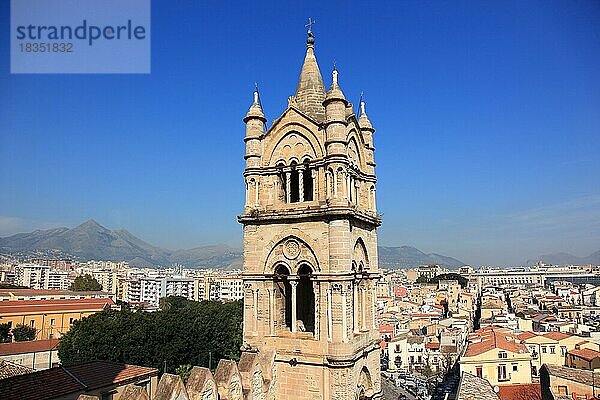 Stadt Palermo  Blick vom Dach der Kathedrale Maria Santissima Assunta auf einen Turm der Kathedrale und die Stadt  UNESCO Weltkulturerbe  Sizilien  Italien  Europa
