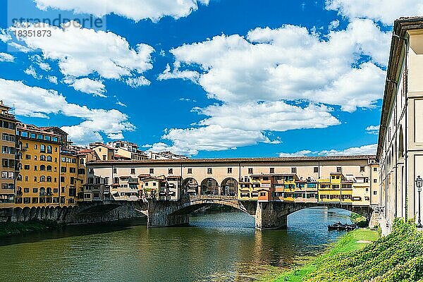 Ponte Vecchio-Brücke über den Arno  Florenz  Italien  Europa