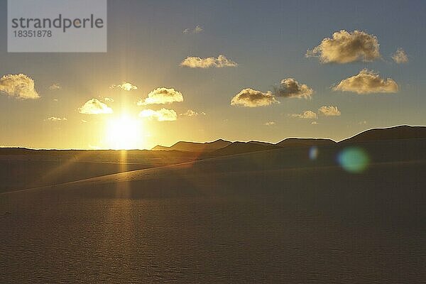 Abendlicht  Abenddämmerung  Sonnenuntergang  Gegenlicht  Dünen  Hügel  grau-weiße Wolken  blauer Himmel  Nordostküste  Dünengebiet  El Jable  Naturschutzgebiet  Fuerteventura  Kanarische Inseln  Spanien  Europa