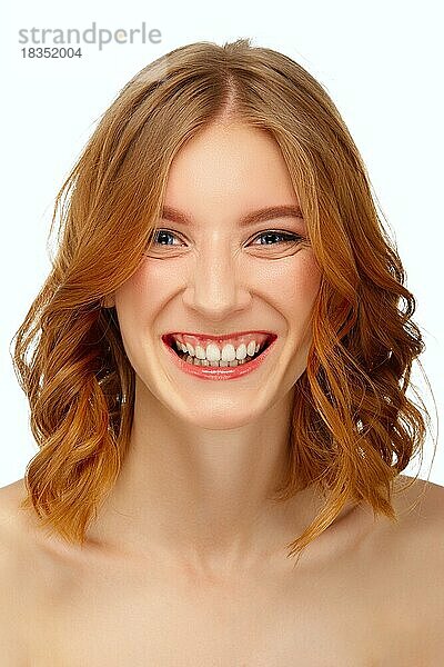 Schöne junge Frau mit blauen Augen und roten Lippen lächelnd. Schönheit Porträt  frische Haut. Natürliches Make-up