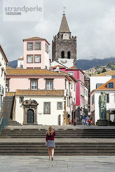 Turistin in der Stadt  Kleiner Platz in der Altstadt mit bunten Häusern und Kapelle Capela de Santo Antonio de Mouraria  hinten Turm der Kirche Sé do Funchal  Funchal  Madeira  Portugal  Europa