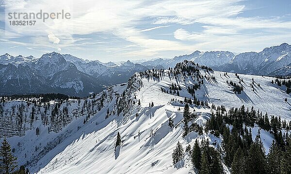 Ausblick auf Bergpanorama und Gipfel des Hochgern im Winter  Skitour zum Sonntagshorn  Chiemgauer Alpen  Bayern  Deutschland  Europa