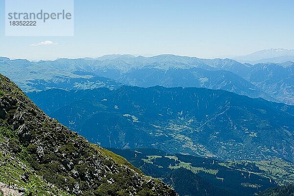 Bewaldete Berge in einer malerischen Landschaft vom Artvin-Hochland aus gesehen