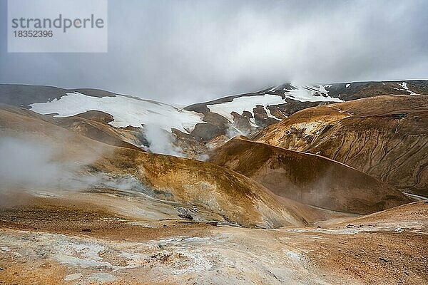 Heiße Quellen und dampfender Bach zwischen bunten Rhyolith Bergen mit Schneefeldern  Geothermalgebiet Hveradalir  Kerlingarfjöll  isländisches Hochland  Island  Europa