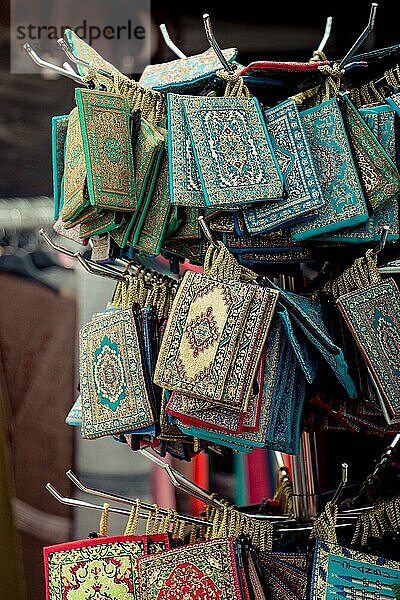 Traditionelle  handgefertigte Taschen aus gewebtem Stoff