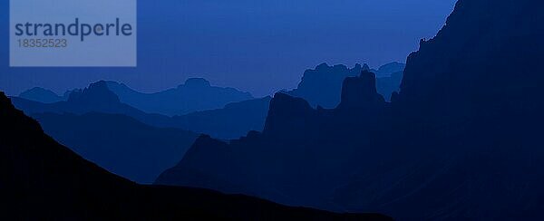 Bergketten bei Nacht in den Sextner Dolomiten  Sextener Dolomiten  Naturschutzgebiet in Südtirol  Italien  Europa