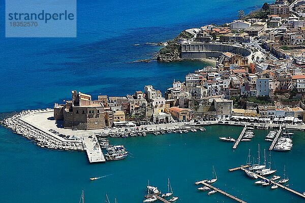 Blick auf Castellammare del Golfo mit dem Kastell und dem Hafen  Gemeinde in der Provinz Trapani  Sizilien  Italien  Europa