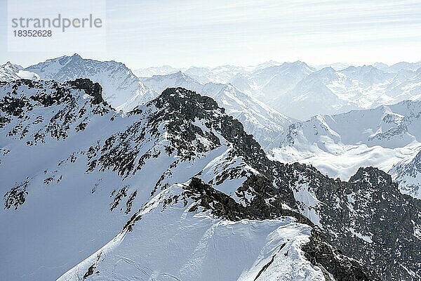 Gipfel und Berge im Winter  Sellraintal  Stubaier Alpen  Kühtai  Tirol  Österreich  Europa