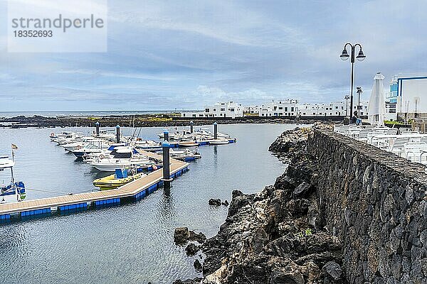 Yachthafen und weiße Gebäude im schönen Corralejo  Lanzarote  Kanarische Inseln  Spanien  Europa