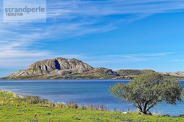 Einzelner Berg und Aussicht auf den Torghatten  Bronnöysund  Kystriksveien  FV 17  Helgeland  Norwegen  Europa