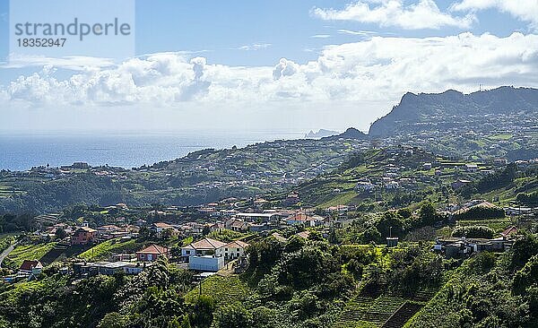 Häuser und Küste  Blick über die Insel  Madeira  Portugal  Europa