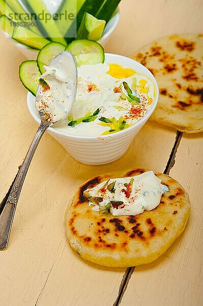 Arabischer Salatit Laban wa kh'yar Khyar Bi Laban Ziegenjoghurt und Gurkensalat aus dem Nahen Osten