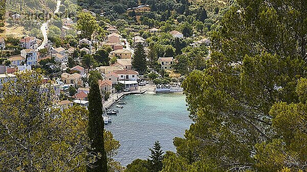 Dorf  Assos  Blick durch Bäume  Boote  Häuser  Westküste  Insel Kefalonia  Ionische Inseln  Griechenland  Europa