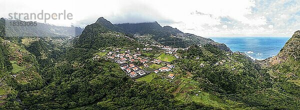 Ortsansicht Boaventura zwischen Bergen  Madeira  Portugal  Europa