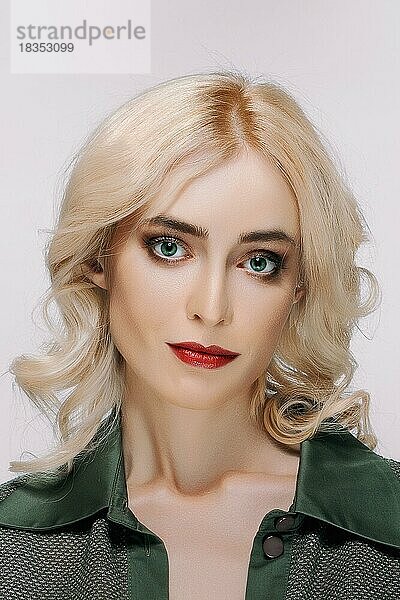 Porträt eines hübschen jungen Modemodells mit blondem Haar  roten Lippen und grünen Augen