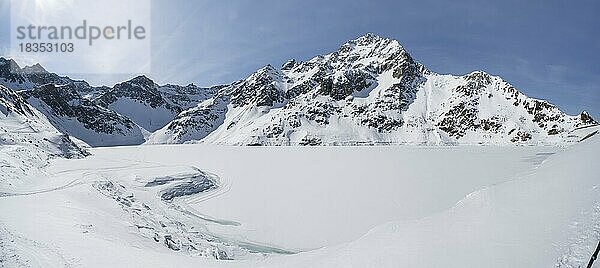 Zugefrorener Speichersee  Speicher Finstertal  mit Gipfel Zwölferkogel  Kühtai  Stubaier Alpen  Tirol  Österreich  Europa