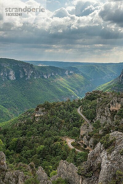 Die Stadt Steine im Regionalen Naturpark Grands Causses  ein denkmalgeschütztes Naturgebiet mit den Dourbie-Schluchten im unteren Teil. Aveyron  Cevennen  Frankreich  Europa