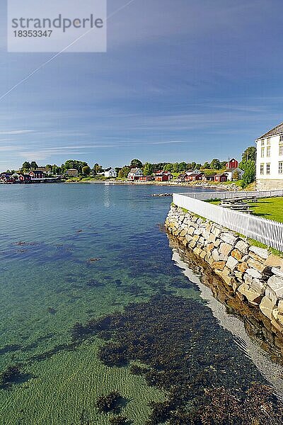 Bucht mit glasklarem Wasser  einige Gebäude aus Holz  Tjotta  FV 17  Kystriksveien  Helgeland  Nordland  Norwegen  Europa