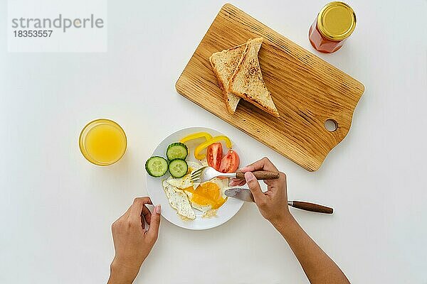 Ansicht von oben auf das gesunde Frühstück  Spiegelei  frisches Gemüse  süßer Toast und Orangensaft