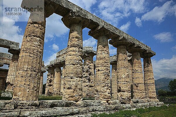 Die Basilika  Heratempel  in Paestum  Kampanien  Italien  Europa