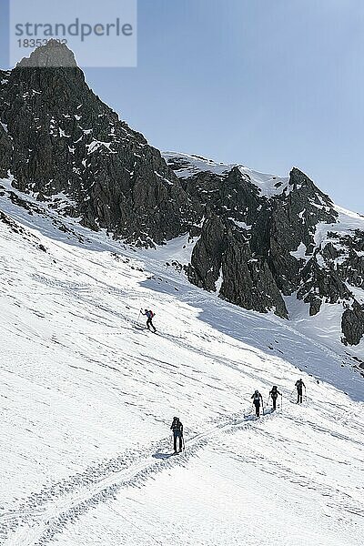 Skitourengeher am Aufstieg in einer Scharte  Berge im Winter  Kühtai  Tirol  Österreich  Europa