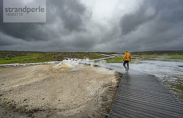 Tourist auf einem Holzweg  dampfende Fumarole  Geothermalgebiet Hveravellir  isländisches Hochland  Suðurland  Island  Europa
