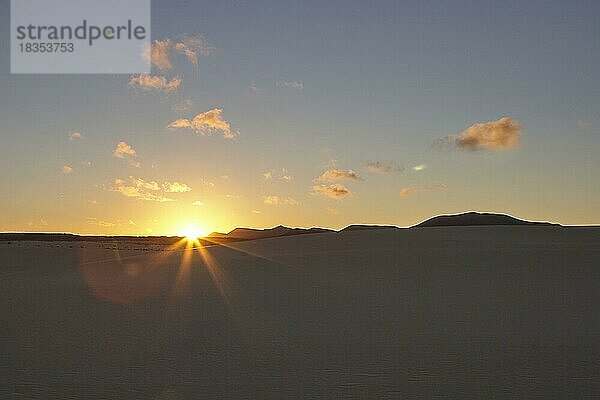Abendlicht  Abenddämmerung  Sonnenuntergang  Gegenlicht  Dünen  Hügel  grau-weiße Wolken  blauer Himmel  Nordostküste  Dünengebiet  El Jable  Naturschutzgebiet  Fuerteventura  Kanarische Inseln  Spanien  Europa