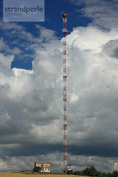 Sendestation mit hohem Funkmast  nahe Dukovany  Tschechische Republik  Europa