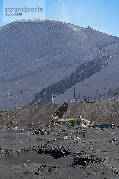 Beschädigtes Haus vor dem neuen Vulkan Tajogaite am Besucherzentrum Canos de Fuego  Las Manchas  Insel La Palma  Kanarische Inseln  Spanien  Europa