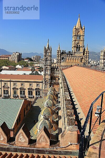 Stadt Palermo  auf dem Dach der Kathedrale Maria Santissima Assunta  UNESCO Weltkulturerbe  Sizilien  Italien  Europa