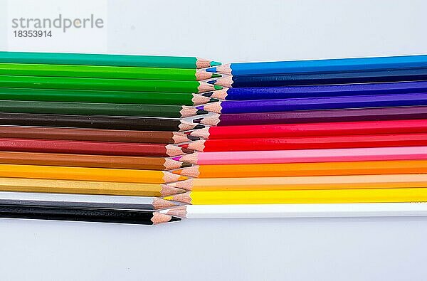 Buntstifte in verschiedenen Farben auf weißem Hintergrund