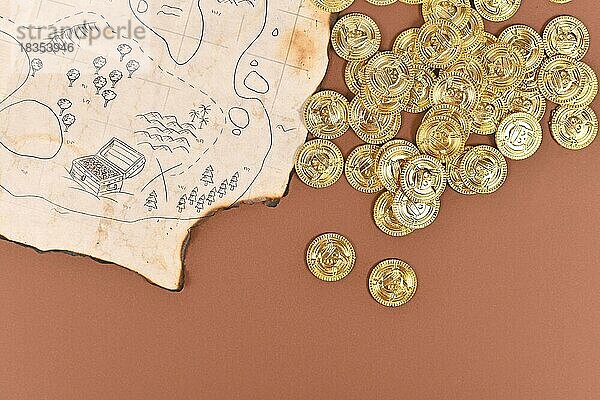 Handgezeichnete Piratenschatzkarte mit Spielzeug-Goldmünzen für Kinder