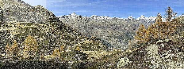 Panorama über die nordwestlichen Berge des Lötschental  Hockenhorn  Birghorn  Oberi Meiggu  Gampel  Wallis  Schweiz  Europa
