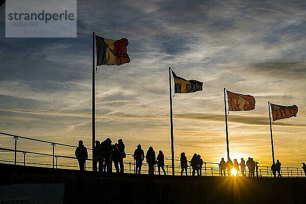 Menschen  Silhouetten  Fahnen  Hafen in Lindau am Bodensee  Bayern  Deutschland  Europa