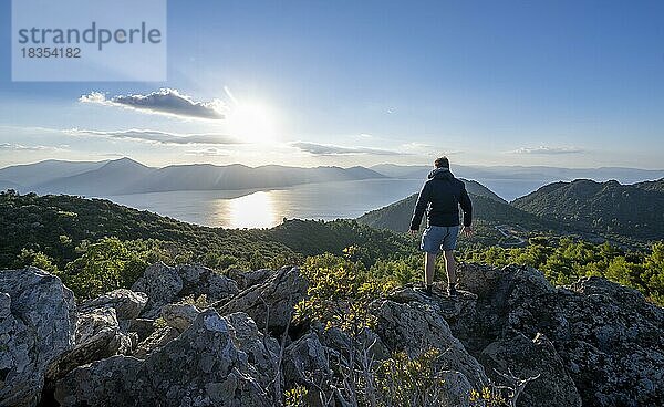 Wanderer blickt über Vulkanhalbinsel Methana  Blick übers Meer und Landschaft mit Bergen und erloschen Vulkanen  Saronischer Golf  Peloponnes  Griechenland  Europa