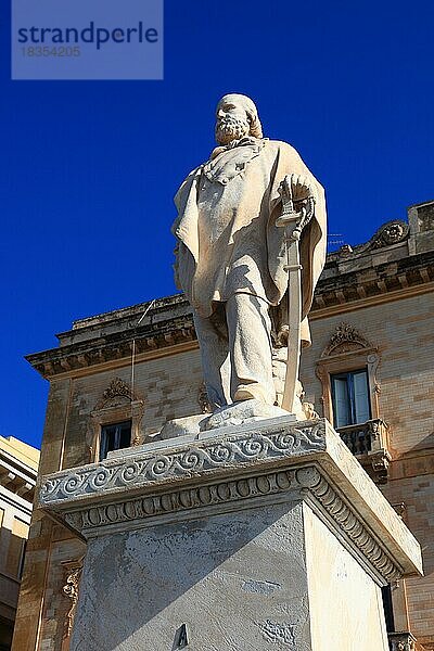 Stadt Trapani  Statue von Giuseppe Garibaldi auf der Piazza Garibaldi  Sizilien  Italien  Europa