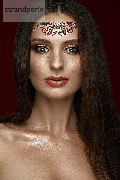 Schönes Mädchen mit kreativen arabischen Make-up  glatte lange Haare und perfekte Haut. Schönes Gesicht. Fotos im Studio aufgenommen