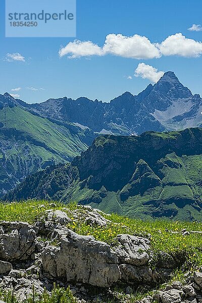 Koblat-Höhenweg am Nebelhorn  dahinter der Hochvogel  2592m  Allgäuer Alpen  Allgäu  Bayern  Deutschland  Europa