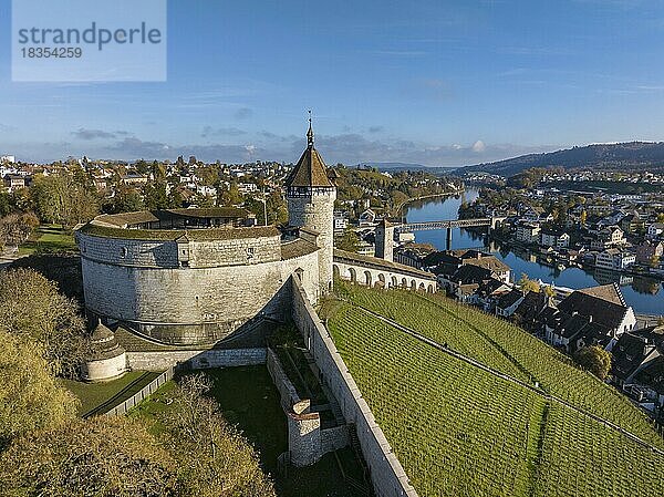 Luftbild der Stadt Schaffhausen und Feuerthalen mit der Stadtfestung Munot  rechts der Rhein  Kanton Schaffhausen  Schweiz  Europa